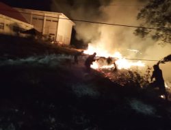 Babinsa Koramil Kwandang Bersama Tim Gabungan Sigap Padamkan Kebakaran Lahan di Belakang Kantor DPRD Gorontalo Utara