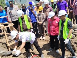 Dampingi Bupati, Fatri Botutihe Hadiri Peletakan Batu Pertama Kampung Nelayan Merah Putih di Tolinggula