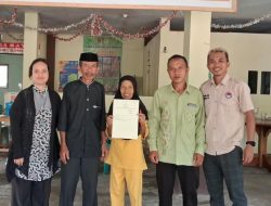 Kantah Gorut Serahkan Sertifikat PTSL kepada Warga Bualemo