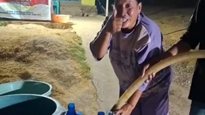 Terima Bantuan Air Bersih, Asna Tahir Puji Dedy Dunggio: “Orangnya Baik, Tidak Pilih Kasih”