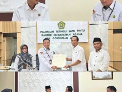 Kantah Gorut Serahkan Sertipikat Tanah Wakaf untuk Wilayah Kwandang dan Tomilito