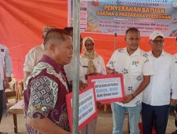 Migdat Abdullah Salurkan Bantuan Cool Box dan Mesin untuk Nelayan Gentuma Raya