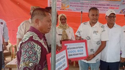Migdat Abdullah Salurkan Bantuan Cool Box dan Mesin untuk Nelayan Gentuma Raya